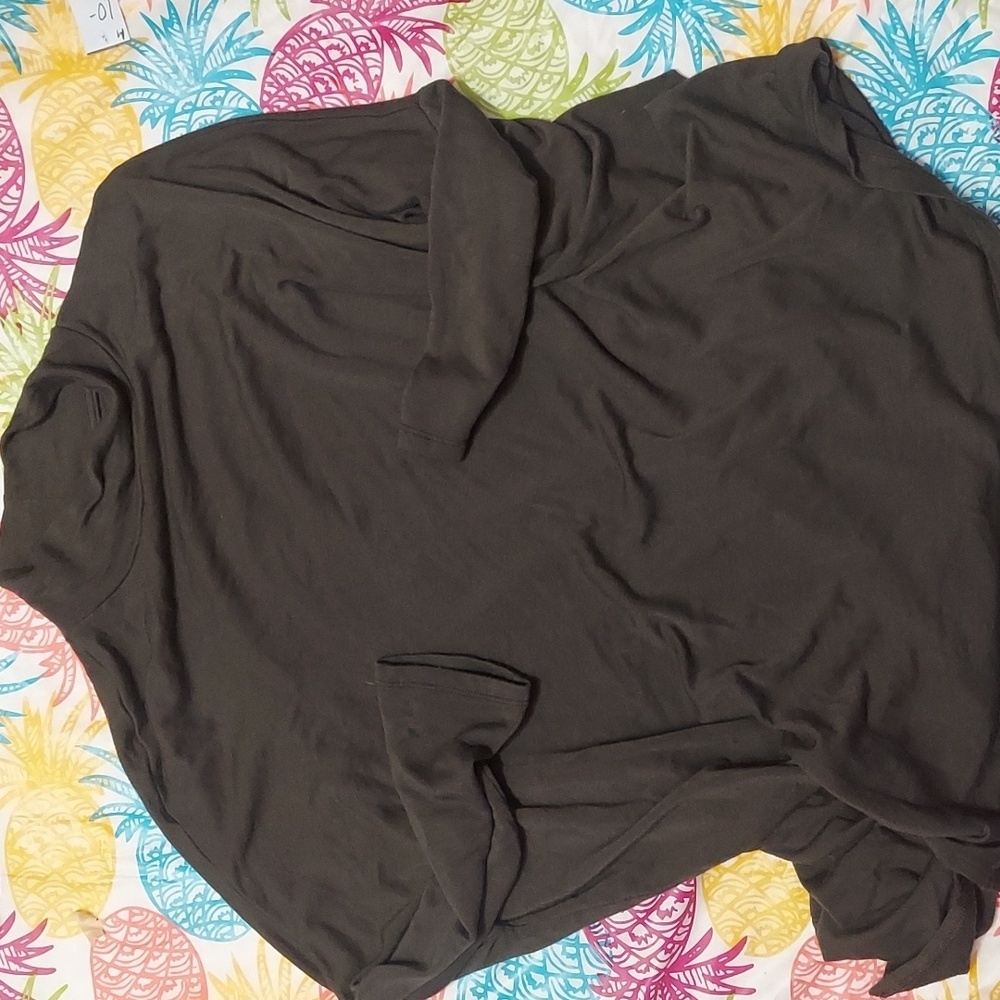 Super soft almost turtle neck by Lou and grey! Wears oversized.